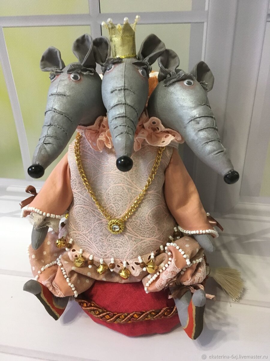 Оригинальная кукла (семь голов были бы излишни)...