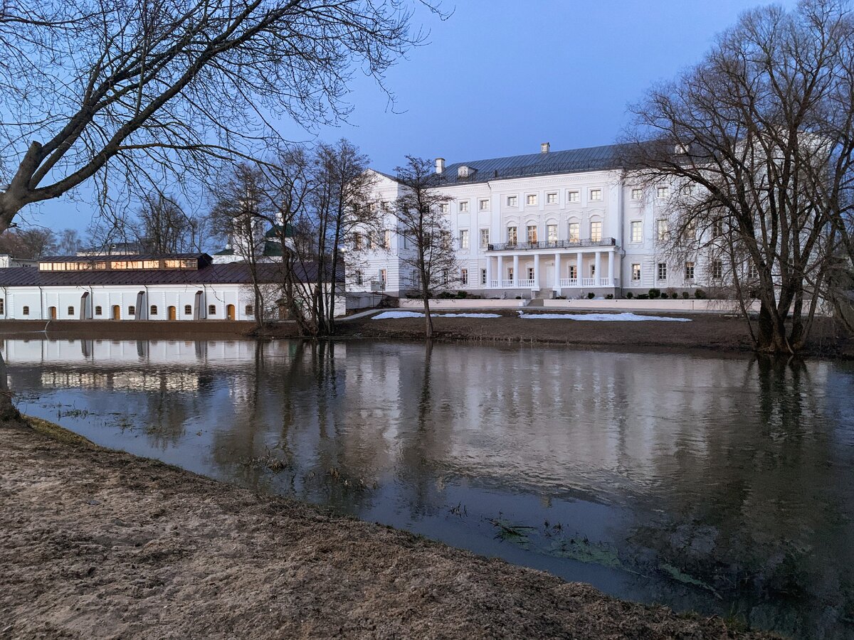 Усадьба Гончаровых и старое фабричное здание в Полотняном Заводе. Фото автора