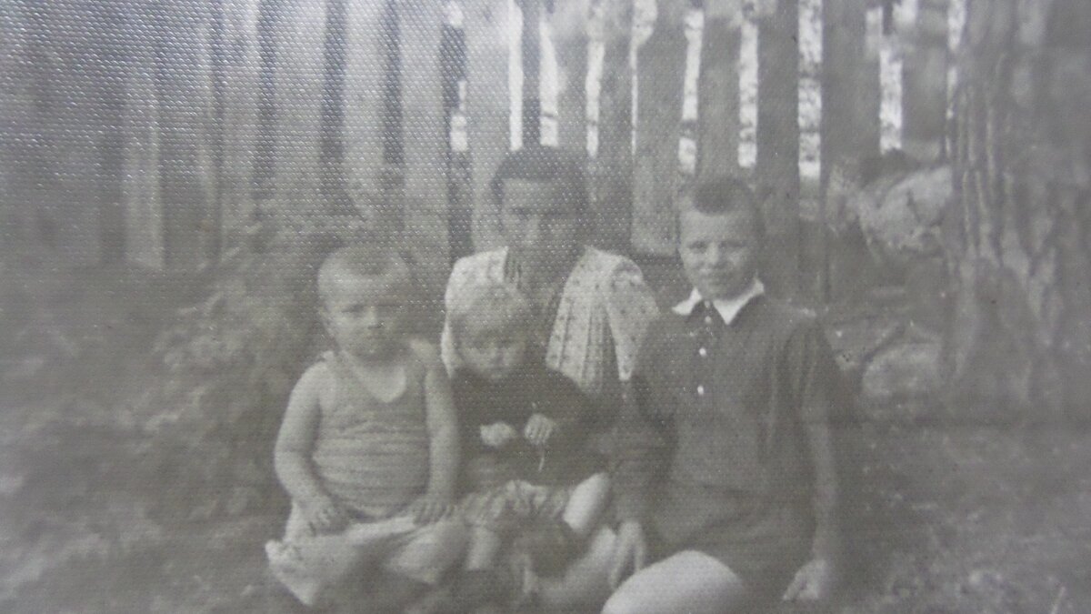 Бабушка со своими детьми перед домом. 1956 г.