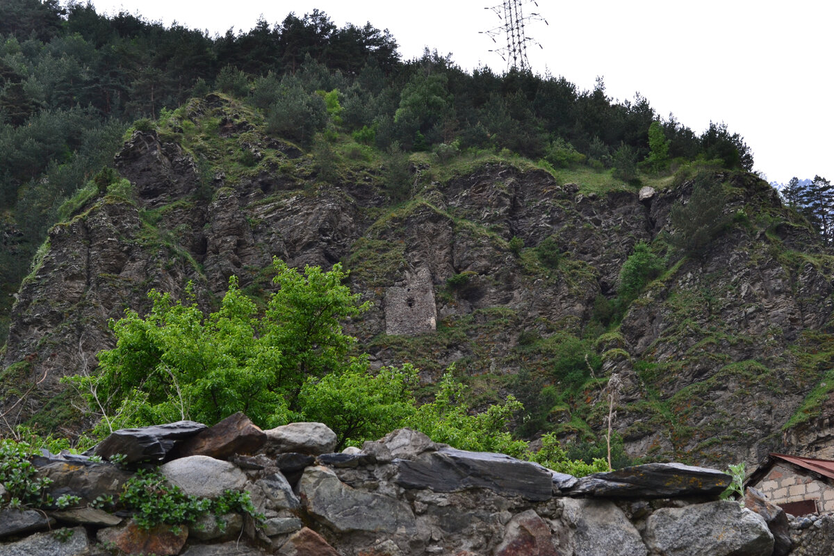Наскальная башня Царазоновых (здесь и далее все фотографии автора)