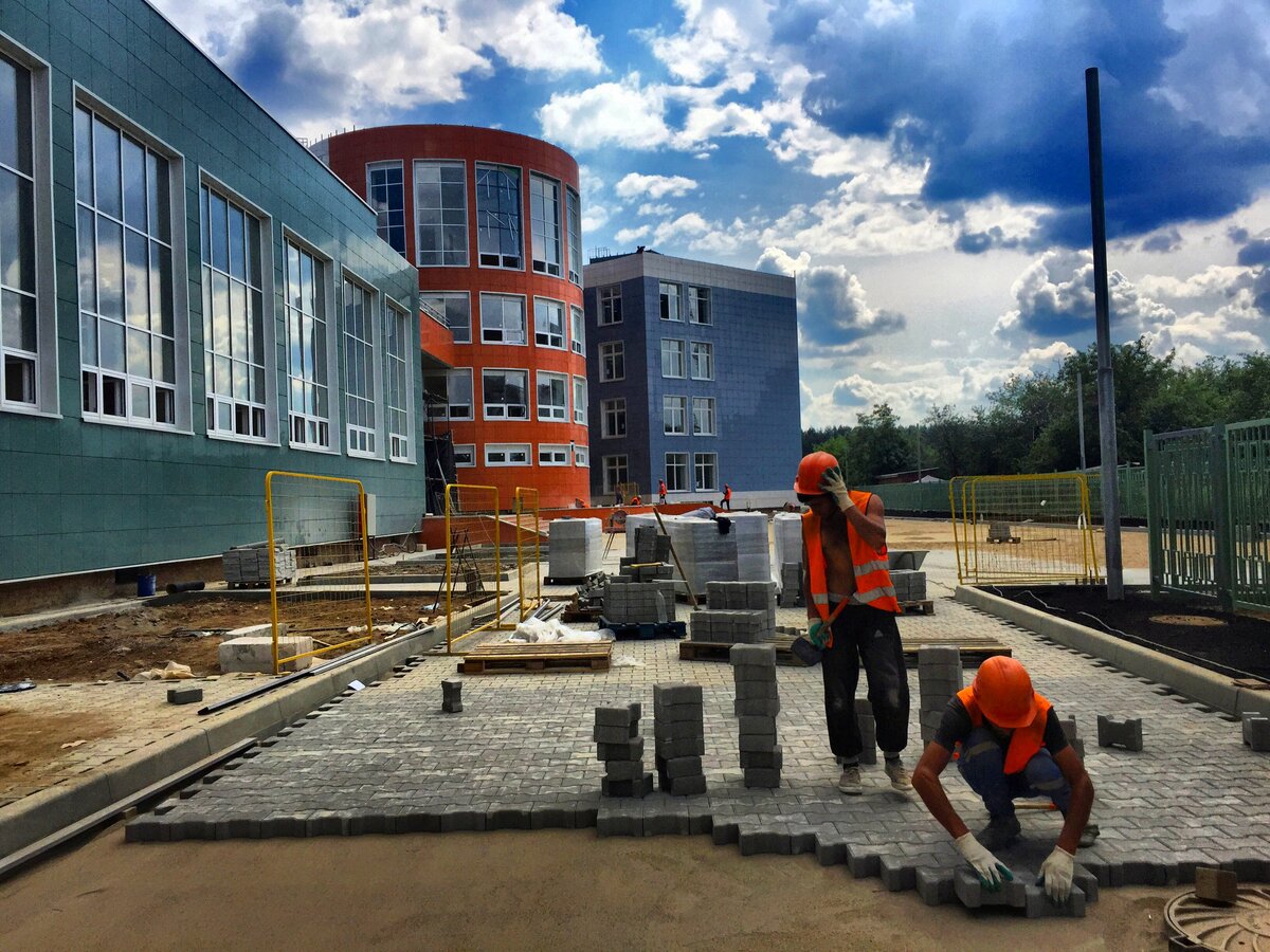 строительство школы. строят новую школу. стройка проспекте кирова. новая школа в медыни калужской области. школа новокосино новый корпус.