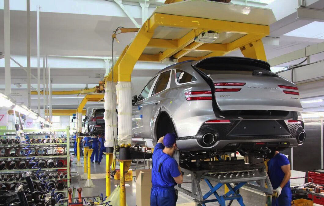 Калининградский автомобилестроительный завод АВТОТОР приступил к производству среднеразмерного городского кроссовера Genesis GV70. Это первый среднеразмерныйSUV в модельном ряду Genesis, отличающийся уникальным ярким спортивным дизайном, выдающимися ходовыми характеристиками и целым рядом передовых систем безопасности. «Подготовка производства выполнена с учетом всех технологических требований и стандартов брендодержателя, — отметил руководитель Инжинирингового центра АВТОТОР Александр Зайцев. —   Вся полученная техническая документация была пересмотрена и адаптирована под производственный процесс АВТОТОР, внесены необходимые корректировки и изменения. На каждом посту в процессе запуска было проверено качество выполненных операций. Проверка пилотной партии автомобилей с разными типами двигателей, показала, что все требуемые показатели по качеству достигнуты. На основании этого получено разрешение для серийного выпуска».
В России кроссовер Genesis GV70 будет предлагаться с тремя двигателями: двумя бензиновыми и одним дизельным агрегатом. Бензиновая линейка будет представлена турбированными агрегатами семейства T-GDI – 2,5-литровым мотором, развивающим 249 л.с. и 3,5-литровым двигателем мощностью 379 л.с. Также Genesis GV70 будет доступен с 2,2-литровым дизельным агрегатом, развивающим 199 л.с. Двигатели будут сочетаться с 8-ступенчатой АКП и системой полного привода. 
Кроссовер GV70 – первая модель бренда с поддержкой телематических сервисов Genesis Connected Services, открывающих новые возможности взаимодействия с автомобилем. 
В России кроссовер Genesis GV70 будет предлагаться в 13 вариантах окраски кузова. Палитра будет состоять из четырех матовых эмалей, восьми цветов «металлик» и одного цвета «неметаллик». 
Автомобили Genesis производятся на АВТОТОР с октября 2016 года. На сегодняшний день в линейке выпускаемой продукции завода – 5 моделей премиального бренда - G70, G80, G90, GV80, GV70.

Справка. Компания АВТОТОР основана в 1994 году в Калининграде. Предприятие первым в России начало выпуск автомобилей иностранных брендов. Производство ведётся с мая 1997 года. На сегодняшний день АВТОТОР выпускает автомобили под марками BMW, KIA, Hyundai. Общий объём производства превысил 2,3 млн. автомобилей.
