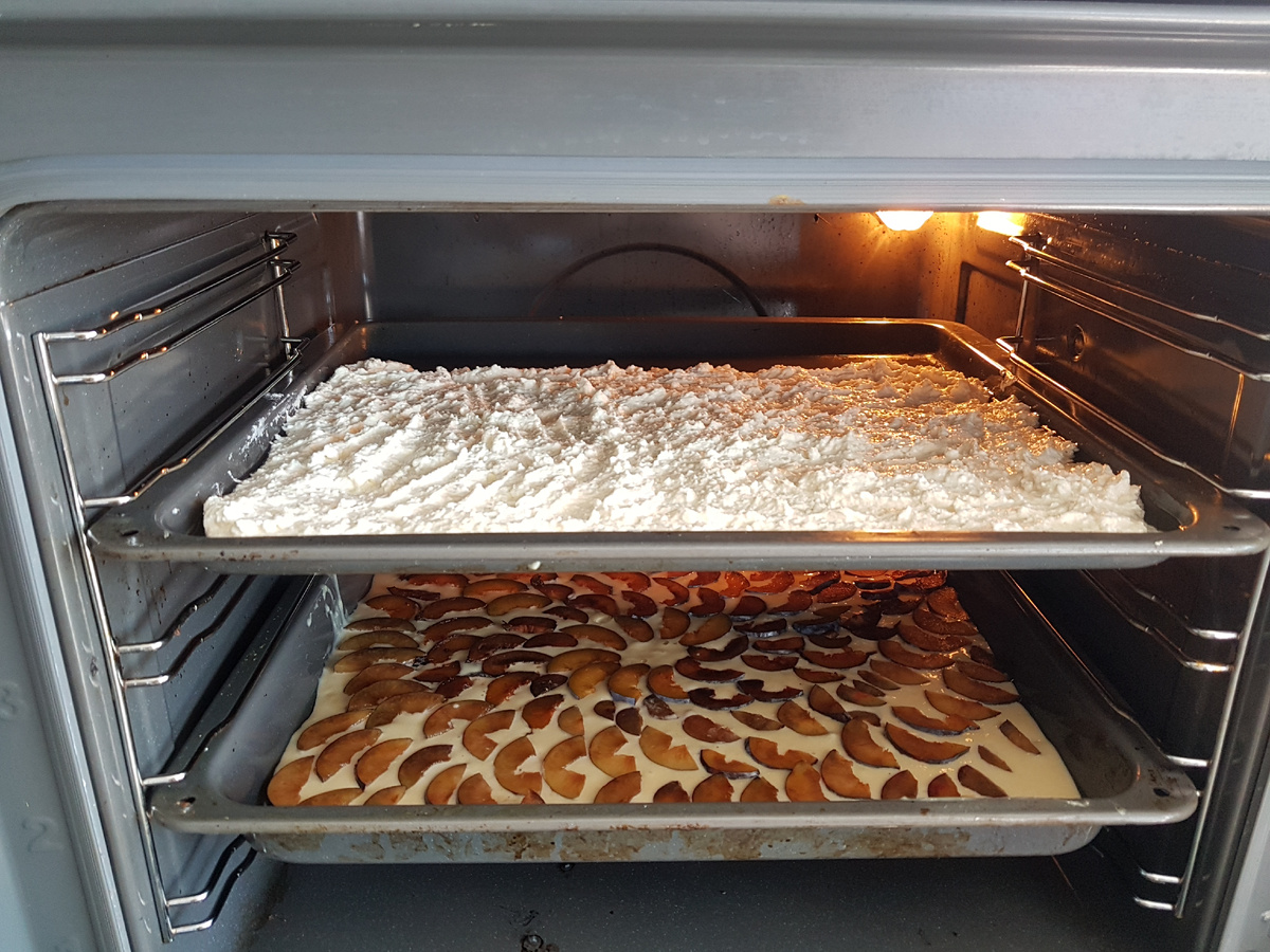 Головка пирог со сливами и творожник