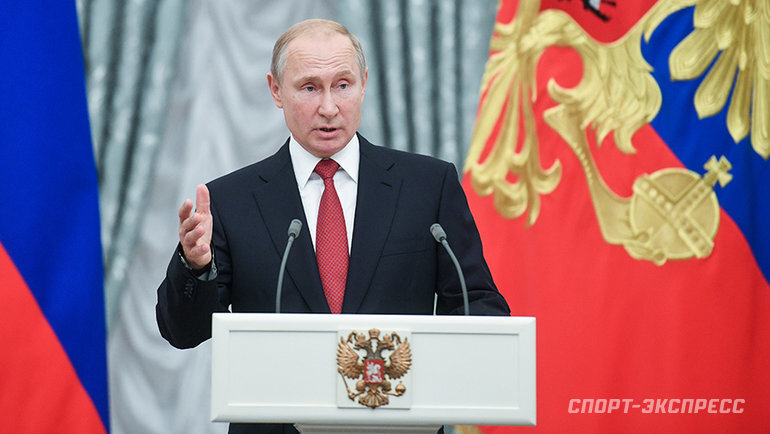 Во время заседания комитета по бюджету Нижегородской области министерство спорта региона сообщило, что президент России Владимир Путин дал поручение найти нового генерального спонсора для футбольного клуба, выступающего в Премьер-лиге.
До тех пор, пока генеральный спонсор не будет найден, "Нижний" будет частично финансироваться из бюджета Нижегородской области. Депутаты профильного комитета рассмотрели поправки, предложенные правительством региона, к закону о бюджете региона на 2021 год. Согласно поправкам, "НН" получит 350 млн рублей дополнительно. Путин посетил Нижний Новгород во время празднования 800-летия города на минувших выходных.