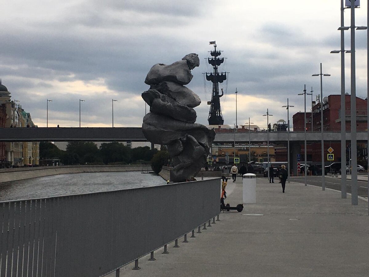 Вид на "Глину..." и памятник Петру I. Символично?