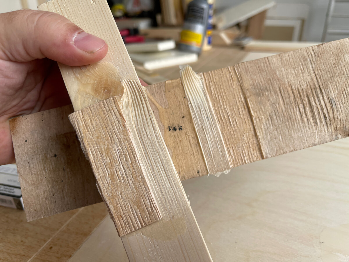 Сравнил американский клей ПВА и российский "Момент столяр". Какой из ...