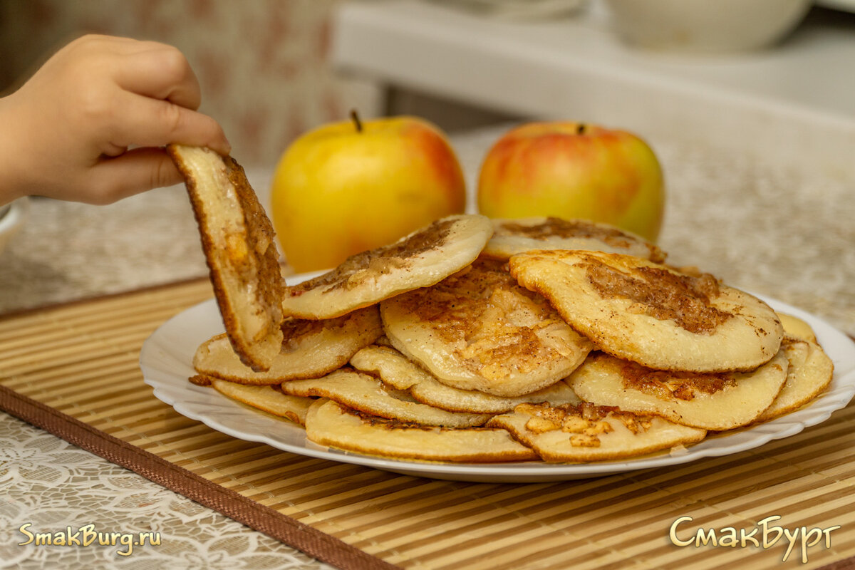 Потрясающие оладушки с яблочным припеком готовятся очень быстро, а съедаются еще быстрее, успейте схватить и себе кусочек!)
