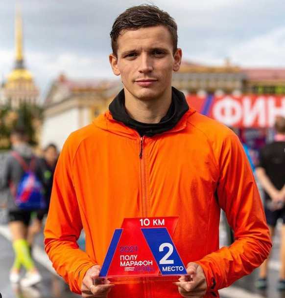 Дмитрий Неделин с одним из свежих трофеев (фото из Инстаграма атлета)