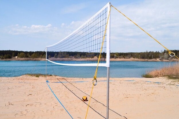 Высота волейбольной сетки четко регламентирована для игроков различного пола и возраста. Этот критерий касается как пляжного, так и классического профессионального волейбола.-2