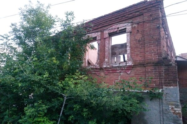 Разрушающееся здание стало представлять угрозу