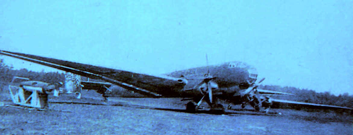 В дополнение к размаху крыла 32 метров, Junkers Ju-86R имел систему впрыска закиси азота и четырехлопастные винты для увеличения мощности и производительности его дизельных двигателей на высоте. На этом фото виден масштаб крыла.