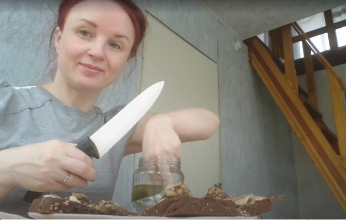 Привет! Меня зовут Светлана и я вам рада. На нож не обращайте внимания :-))