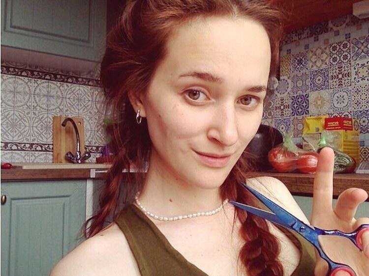 Когда девушка задумалась о своем предназначении, у нее появилась мысль о парикмахерстве. Сделать первый шаг помог друг, который подарил полугодовое обучение на парикмахерских курсах.Когда Алена закончила парикмахерские курсы, начала совмещать учебу и работу