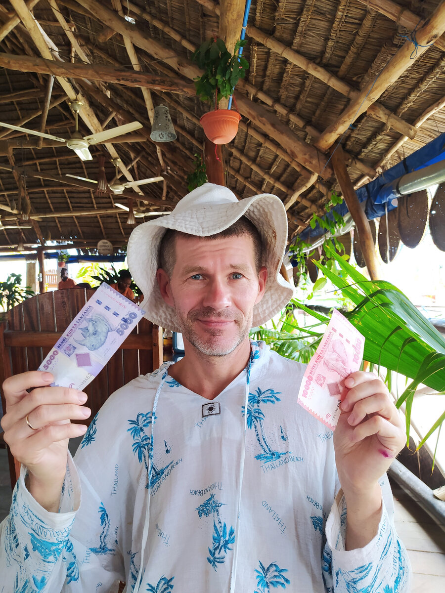  Если с этого месяца вы начнете откладывать хотя бы 10 процентов от дохода, то через год у вас будет сумма на тур, даже если зарплата у вас не очень высокая. Если зарплата выше, то накопите еще быстрее. 
Я всегда ездил с семьей поэтому я откладывал больше чем 10 процентов. И в связи с тем, что поездки подгадывались под отпуск или максимально удобное время для жены, приходилось выбирать из цен на то время.
Я всегда выбирал самые дешевые цены из предлагаемых и еще ни разу не прогадал. Так как считаю, что уровень гостиницы в поездке - это не самое главное. По сути номер отеля - это место где ты можешь поспать и помыться.
Я езжу за новыми впечатлениями, за новой культурой, другой незнакомой атмосферой.
Теперь очередной лайфхак - как максимально покупать дешевые туры, если вы готовы собраться в поездку за 1-3 дня.
Нужно собрать максимальное количество контактов туристических агентств вашего города.
Многие имеют чаты в вотсап, телеграмм ведут странички в инстаграм и других месенджерах. Делают рассылки по электронной почте.
Подписываетесь и получаете сообщения. Даже если сейчас вы никуда пока не собираетесь — вы видите цены. Видите когда цены высокие, когда снижаются.
И самое главное получаете реальные горячие предложения, когда они появляются.
У меня было много случаев, когда приходили сообщения о снижении цены почти на 50 процентов. Но это всегда вылет как правило на следующий день, в лучшем случае через 1 день.
Если у вас адекватный работодатель — готовый вам дать отпуск на 7-10 дней такой вариант вам даст очень большую экономию.
Даже если вы планируете отпуск заранее на определенное время, то все равно можно экономить.
Я не беру туры заранее за много месяцев. Почему: жизнь не предсказуема, например, кто мог предсказать  коронавирус? Или чехарду закрытий открытий Турции?
Второй момент — это свое здоровье на момент поездки. Особенно если планируется семейная поездка.
И так вы нашли приемлемый для себя вариант тура. Выбрали гостиницу. Теперь не спешите ее оплачивать, а позвоните по другим турагенствам и спросите сколько эта гостиница стоит у них. Я прямо говорил, что мне предлагают за такую-то сумму. Всегда кто-то предлагает этот же отель, но дешевле.
Второй момент что я выяснил покупать тур за наличные дешевле, чем безналом по карте.
Так как сверх цены еще есть комиссия.
Продолжение следует
