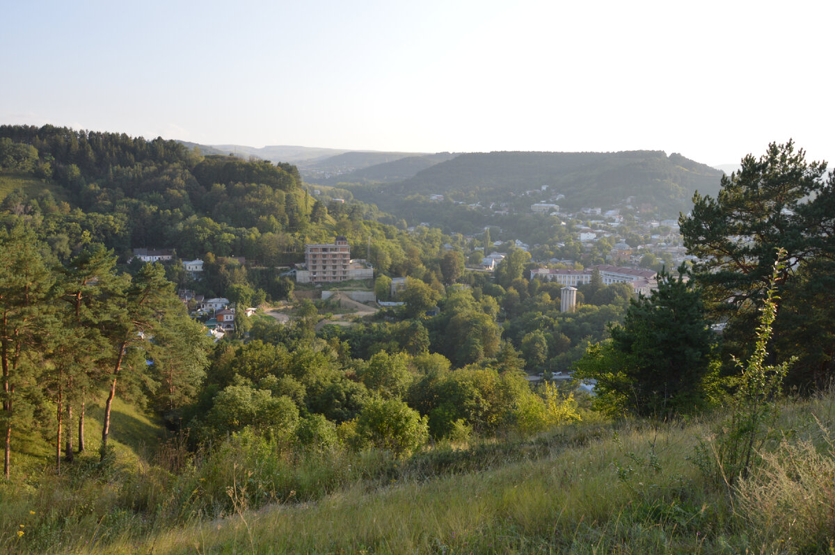 Какое богатство зелени, а значит кислорода, в городе. У населения тоже не должно быть нехватки в самом необходимом.