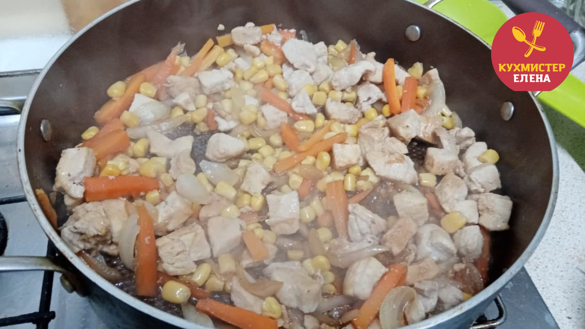 Спагетти с куриным филе и овощами на сковороде