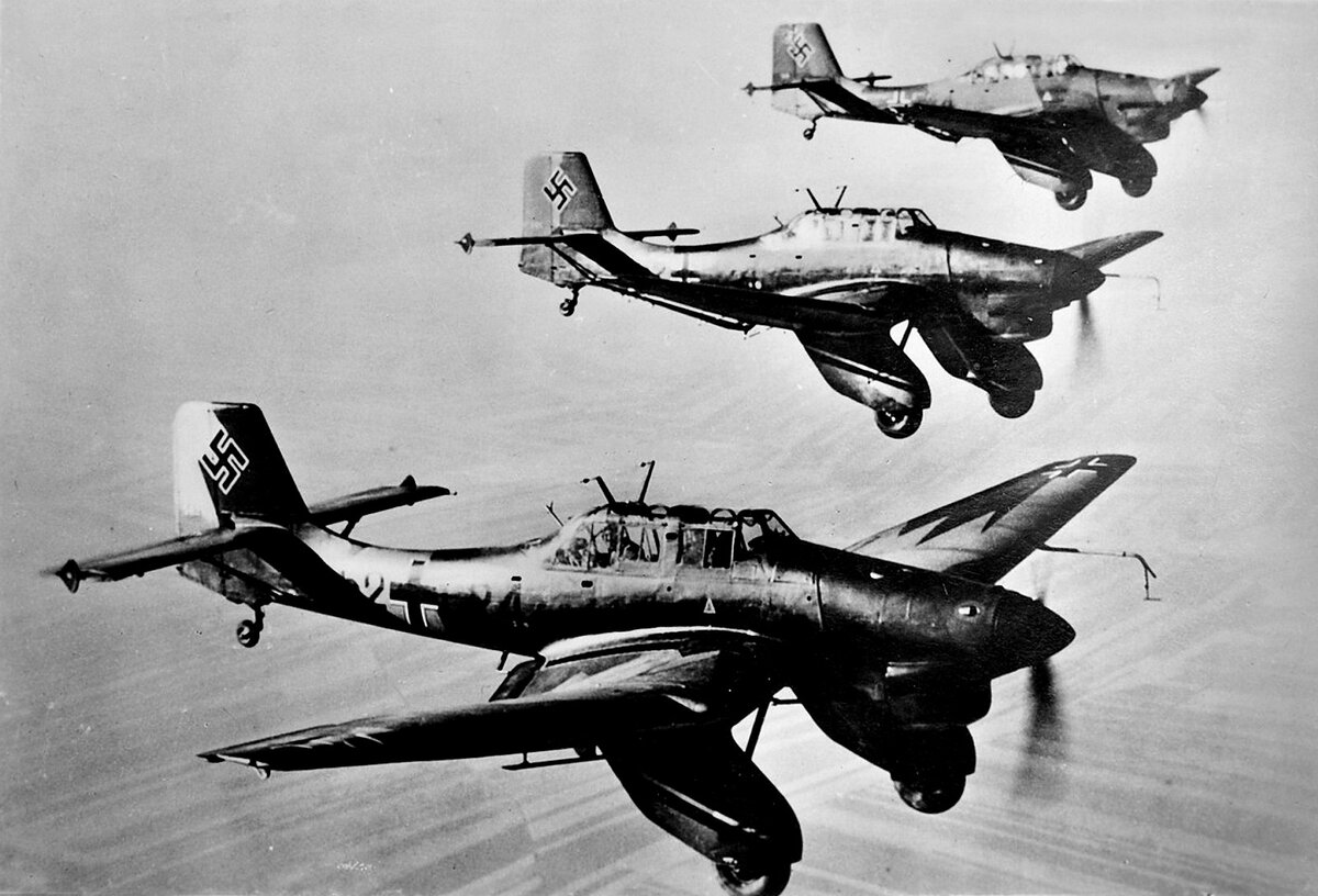 Немецкие бомбардировщики "Юнкерс" Ю-87. 