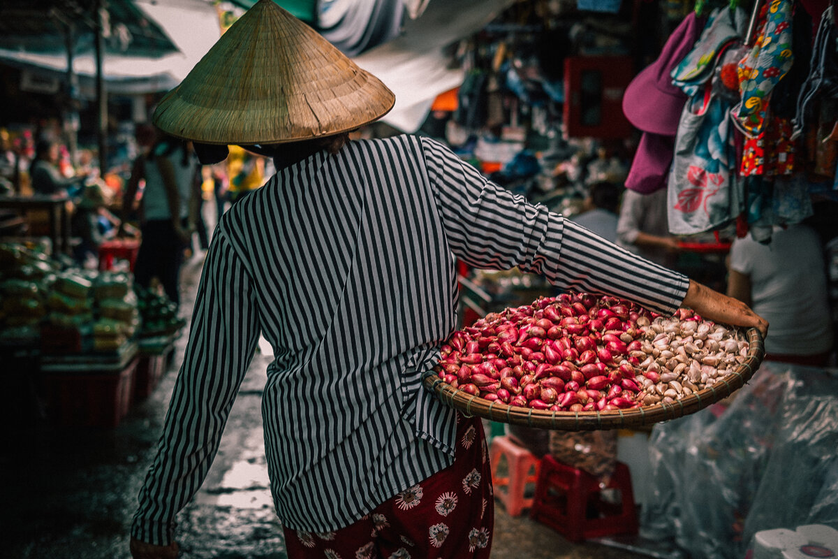 Традиционный рынок во Вьетнаме [Dong Ba market, Thành phố Huế, Vietnam.]