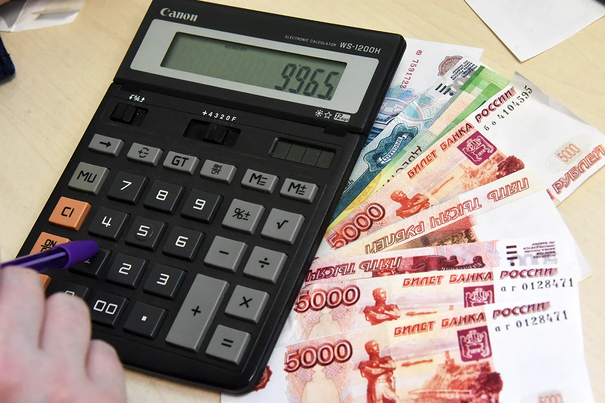 Налог на богатство в россии. Калькулятор и деньги. Подсчет денег. Пересчет денег. Калькулятор и рубли.