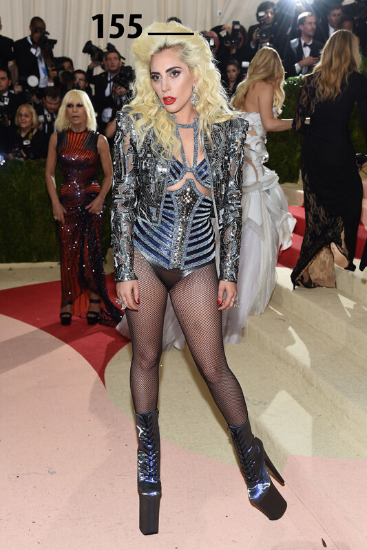 Высоченные каблуки и силуэты платьев, оптически увеличивающие рост — вот секрет певицы, рост которой на самом деле всего 155 см. А еще Леди Гага неслучайно сделала своей визитной карточкой экстравагантные образы. Звезда маленького роста пытается так отвлечь внимание от своих габаритов, ведь когда люди смотрят на платье из мяса, рост — это последнее, о чем они думают.