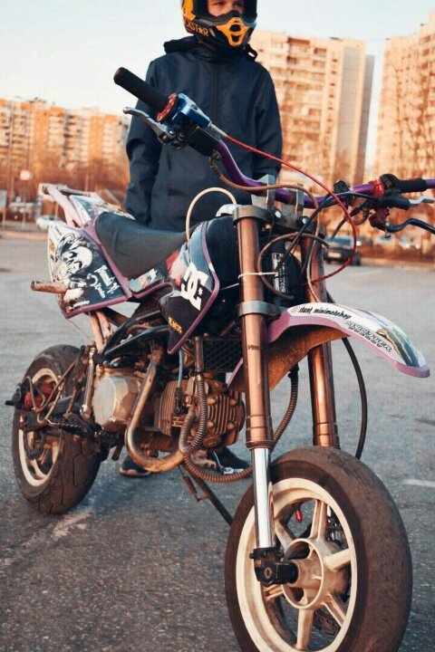 Питбайк ещё долгое время будет считаться альтернативой мотоциклу. Дешёвая цена, минимальные сходства, хорошее управление средством – всё это делает его более привлекательным для любителей спорта. К тому же существует масса соревнований и клубов, в которых Вы можете показать свои навыки и найти единомышленников.