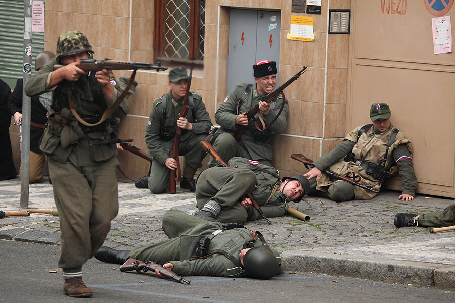 Солдаты РОА и чехи бьются с немцами на улицах Праги 1945 года, у каждого свои цели