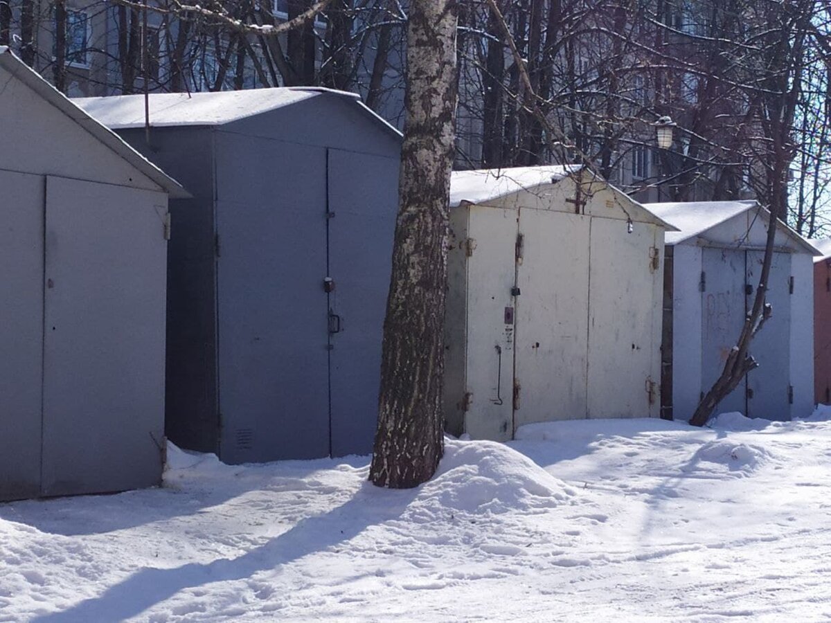 Мишаня все свободное время у себя в гараже проводит, что-то там мастерит, Кулибин доморощенный! 