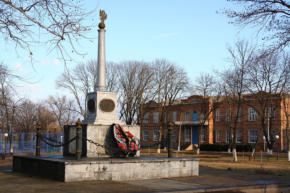 Визитной карточкой станицы Бесскорбной, Новокубанского района, Краснодарского края  безусловно является знаменитый памятник в честь 200-летия Кубанского казачьего войска, установленный «иждивением народа» в 1896 году.  Справа от памятника на фото видно здание учительской семинарии, построенное к 1912 году.