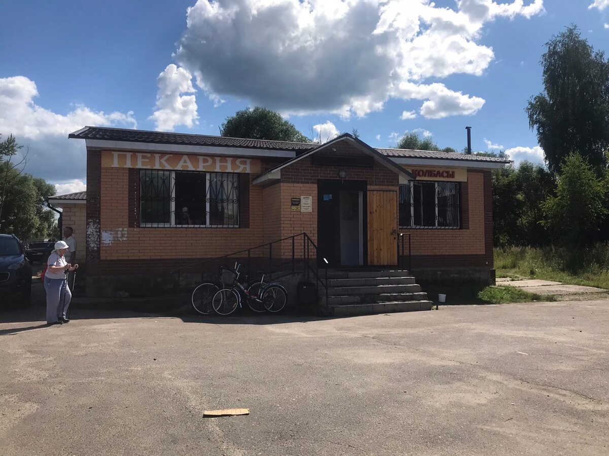 Местный рассадник вкусного. Правда, ни разу там не закупалась почему-то, не знаю, вкусные плюшки или как))