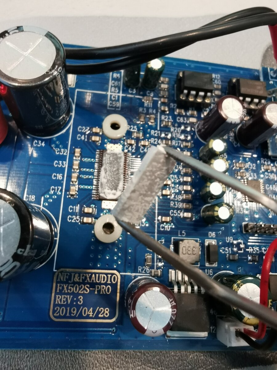 Видны шайбы, термопаста и алюминиевая прокладка.