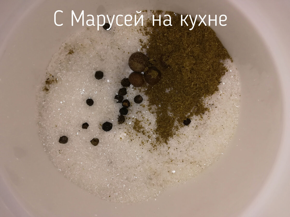 Смешиваем кориандр, соль и перец