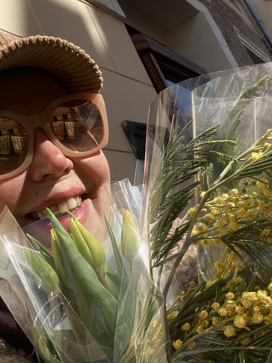 «Девушка с вывески» - вот, что значит это слово. Я тоже когда-то была такой же, правда, не с вывески, а из рекламы. По-моему, могла бы и сейчас попробовать. Во всяком случае, туфли на 15 см каблуке сегодня мне покорились, хотя последний раз надевались в НГ с 2019 на ковидный 20-й. Мы с Оксанкой встречали его вдвоем. И судьбы наши сплелись и совпали именно тогда. Недаром говорят, как встретишь Новый год, так его и проживешь. Сейчас 21-й, но «заклятие ковида» работает: мы продолжаем в том же духе. Одни или похожие события и ситуации в наших параллельных пересекающихся жизнях. Все, как у Лобачевского в неевклидовой геометрии. Дежавю: вошла домой из ТЦ «Охотный», включила ТВ - а там тот же фильм Иоселиани «Сады осенью», что мы с «Моим талисманом» смотрели в обед. Обед удался, и мне даже сейчас ничего не хочется, кроме чаю с сухариками. А в Азбуке я купила только воду и батон. Все остальное есть. Зато в ТЦ развернулась. Ну, кто еще может так шопиться???🤪 Чтоб купить супер-пупер пальто, которое «скинули» до 1999₽, три свитера, нарядные брюки и ремешок. При этом еще и подарок к 8 марта моим девочкам: Лене и Ане. И мне же вернули 800₽ на карту - кэшбэк за определенную сумму. Ergo - свитер и ремешок достались мне бесплатно!👌 Не обошлось без накладок. Девушка-продавец сначала отказывалась-было. Потом другая все оформила. Зато я накатала обидчице отзыв в книжку, типа какая бяка эта ваша продавец🤪 И гордо удалилась с пакетами. Водички попила в Азбуке и приобщилась к праздничному веселью. За столом кафе в Азбуке сидела компашка и выпивала за Женский день. - Товарищи женщины! - парень никак не мог двинуться дальше, его перебивали, говорили, что товарищей теперь нет. - Я настаиваю! Именно товарищи женщины. Потому что Ильич... - Кончай, трам-пам-пам - дальше сидящая на диванчике тетя матом оборвала оратора. Хихикнув, я ушла. В автобусе М3 потеряла перчатку - это уж, как водится. Я «однорукий» бандит🤪👌😀. Теперь у меня много одиноких перчаток разного цвета. Но эту перчатку я легко бросаю судьбе. Как вызов. Попробуй поднять! Отвечу адекватно, как всегда! Кстати, у Иоселиани в фильме один министр уходит в отставку. От него в свою очередь уходит жена. А потом он оказывается на самом дне и даже курит план с бездомными под мостом Парижа. Нового назначенца-министра постигает та же участь. Его увольняют, как и первого. Мысль режиссера - бытие относительно и бренно, сегодня ты на коне, а завтра выбит из седла. Но мы же помним знаменитое - «Ничто нас в жизни не может вышибить из седла! Такая уж поговорка у майора...теперь у Лёньки была». Не вышибить нас из седла! Мы из СССР. Этим все сказано. Как говорил профессор Преображенский, СТАЖ И у нашей истории будет хороший, а, главное, противоположный финал... То бишь - в князи, на круги своя, к тому, что когда-то потерял. - Интересно, чем фильм закончился? Мы пропустили конец. Я обещала досмотреть. Досмотрела и написала в мессенджер: «Фильм ничем не закончился - небо синее, деревья зеленые. Оркестр что-то играет на лужайке. Жизнь идет, как шла. Без учета чьих-то желаний, взлетов и падений». 06.03. 2021 21.19 мск (27=9)😎 P.S. “Твоя вишневая девятка...»(песня снова до конца) 
