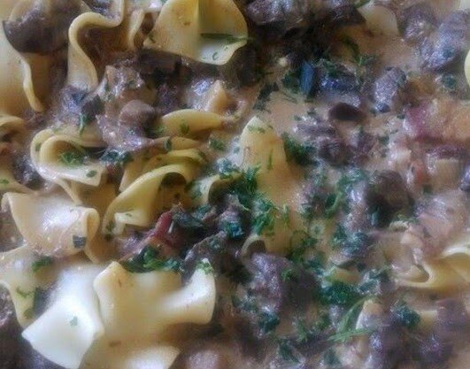 Бефстроганов из консервированного мяса оленя. Количество порций: 8.