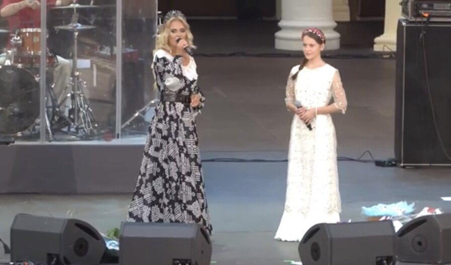 скрин сделан автором из выступления Пелагеи и Вероники