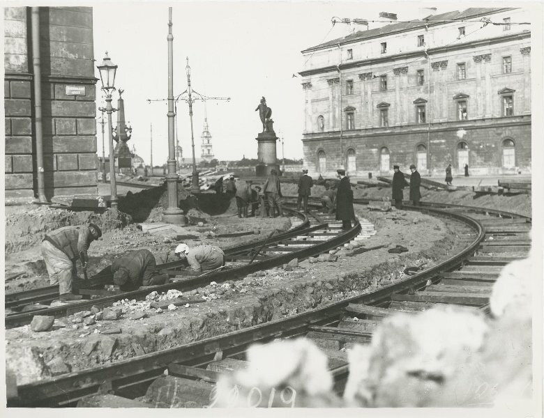 Ремонт трамвайных путей. Неизвестный автор, 1923 год, г. Петроград, ул. Миллионная, МАММ/МДФ. 