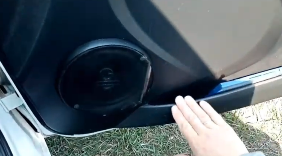 Пластик блестит, колеса черные, бампера сверкают. Показываю, как и чем ...