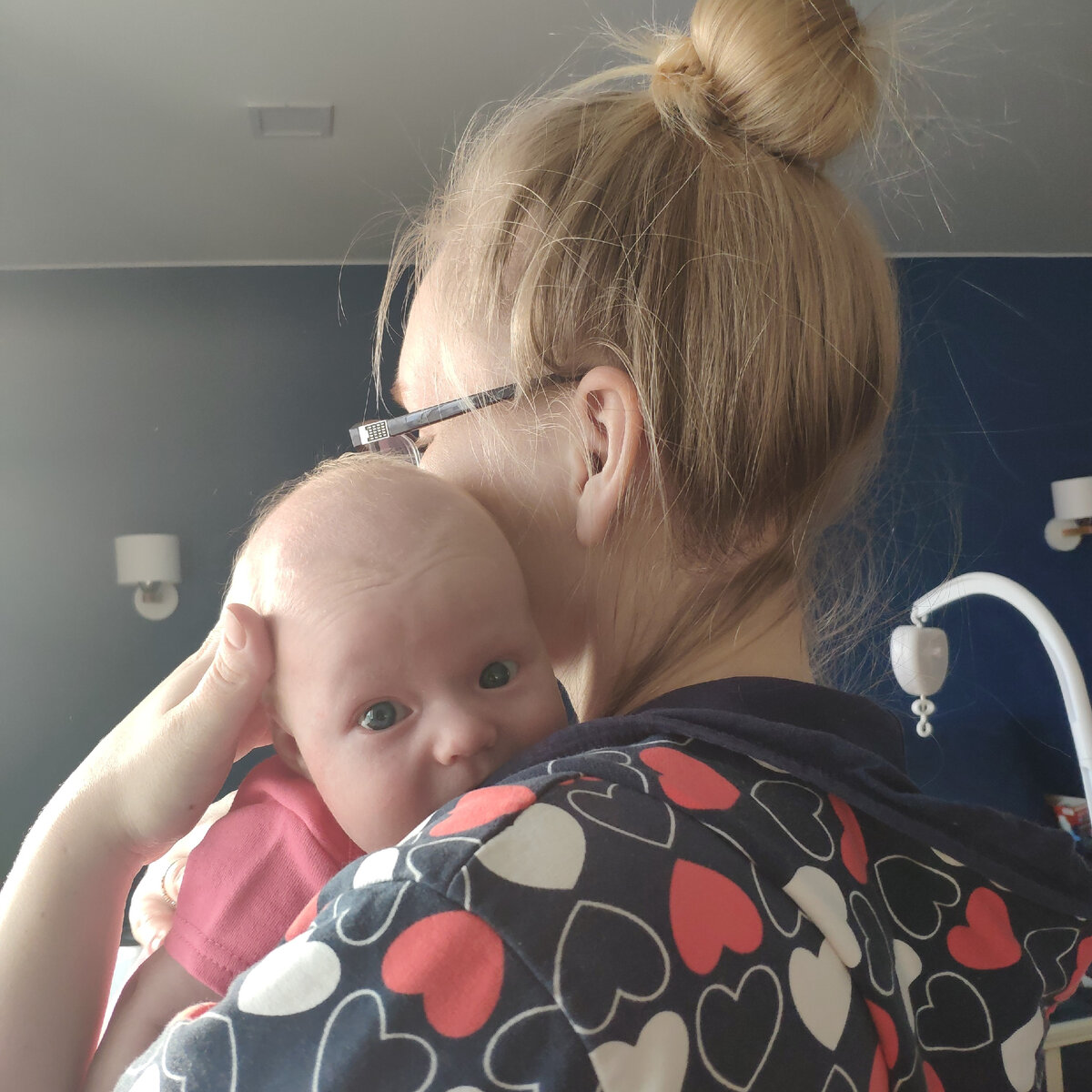 Малыши быстро успокаиваются. когда их берут на ручки