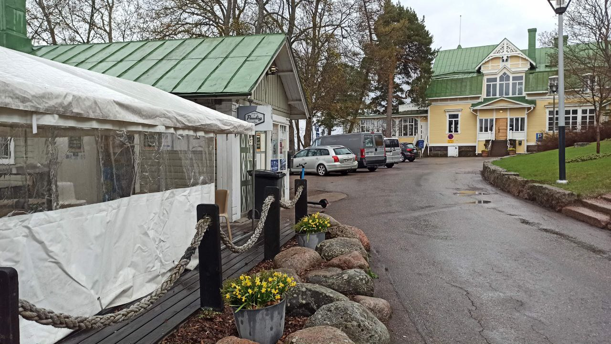 все мокрое. на фото офис марины совмещенный с кафе