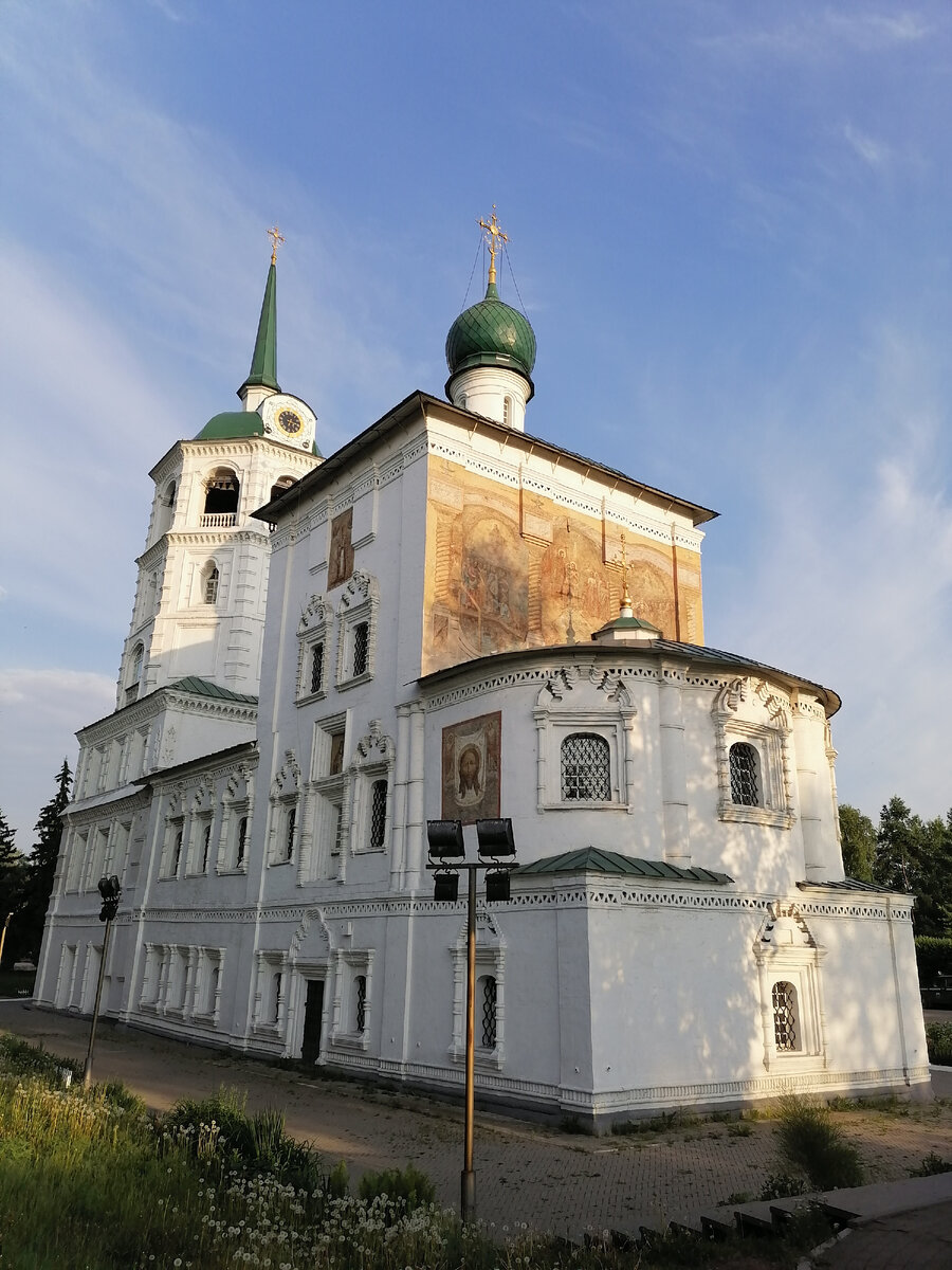 Церковь Спаса Нерукотворного Образа 1706 г. Колокольня и фрески на фасадах появились в XIX в. (ул. Сухэ-Батора, 2)
