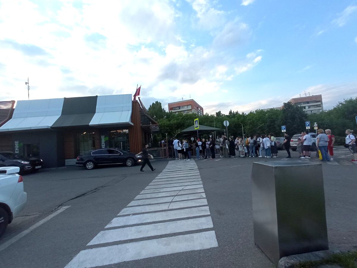 Очередь тянулась далеко за пределами заведения