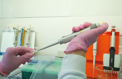 Добавление реактивов полуавтоматическим дозатором. Постановка ПЦР (полимеразной цепной реакции) для расшифровки ДНК