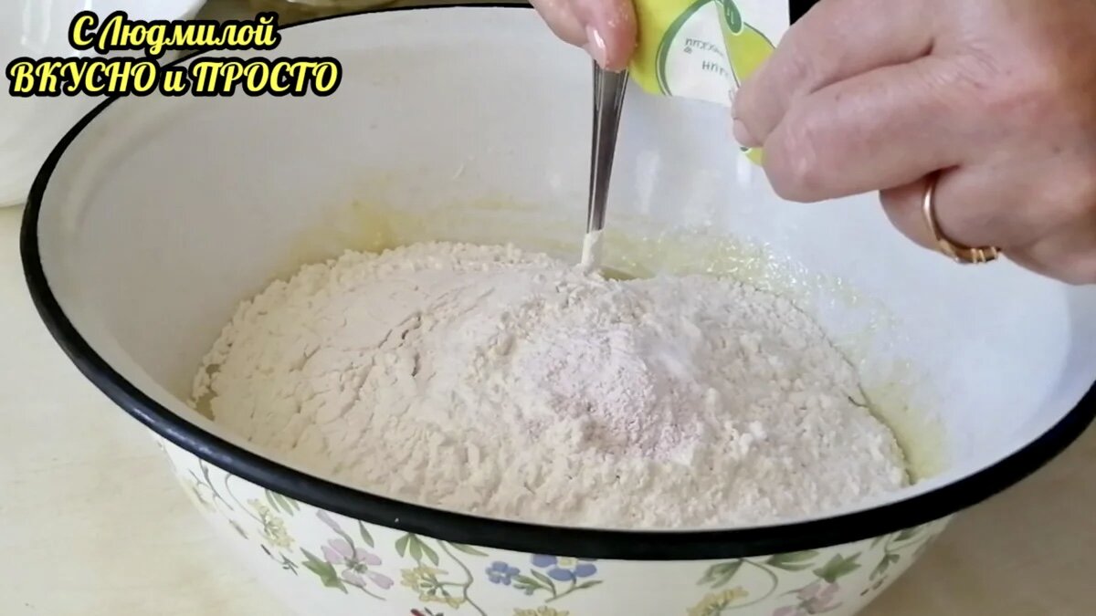 Почему тесто получилось рассыпчатым. Тесто течет. Что делать если тесто рассыпчатое. Сколько тесто должно стоять рассыпчатое. Можно ли приготовить заранее яблочную начинку с крахмалом.