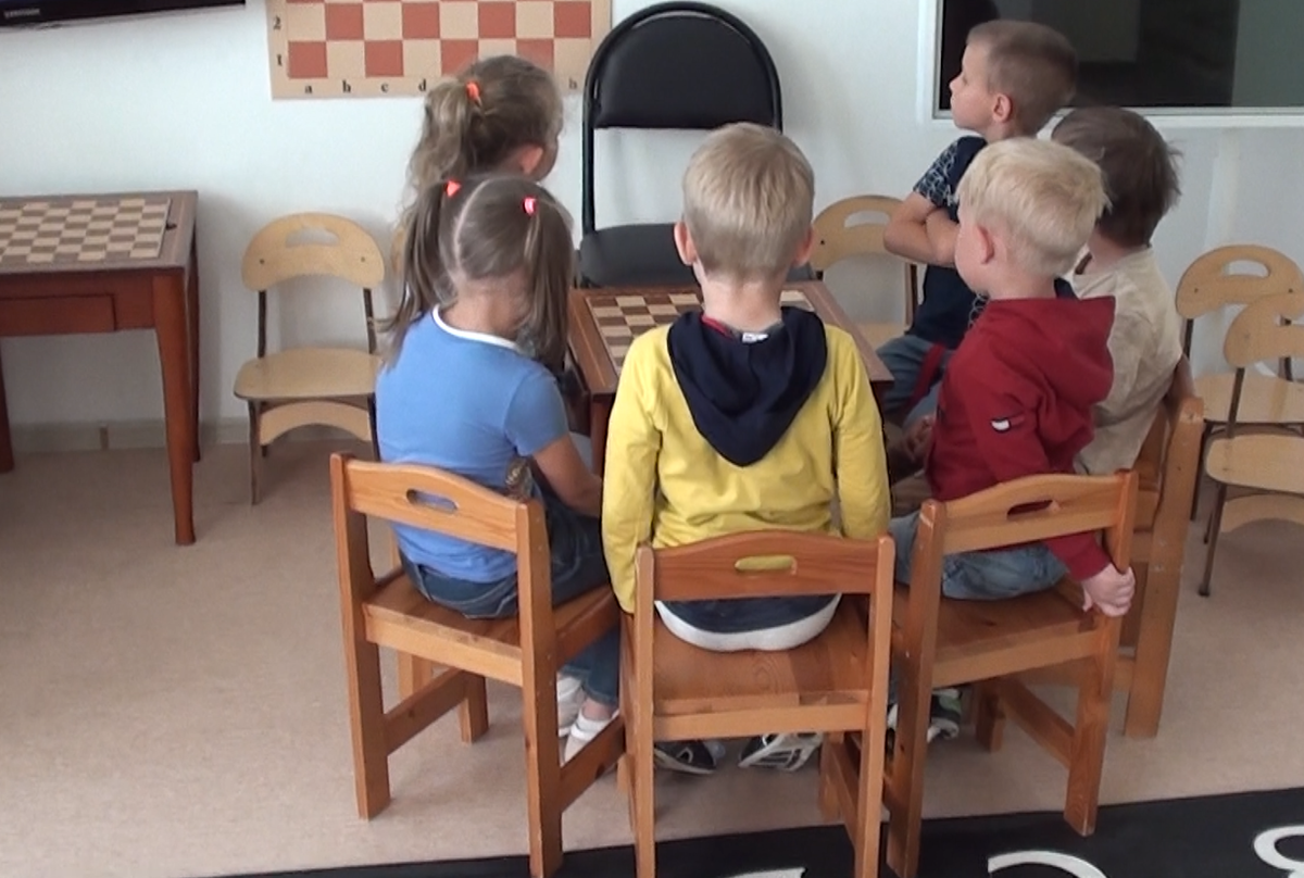 Шахматный кружок вокруг одного шахматного столика. Фото автора