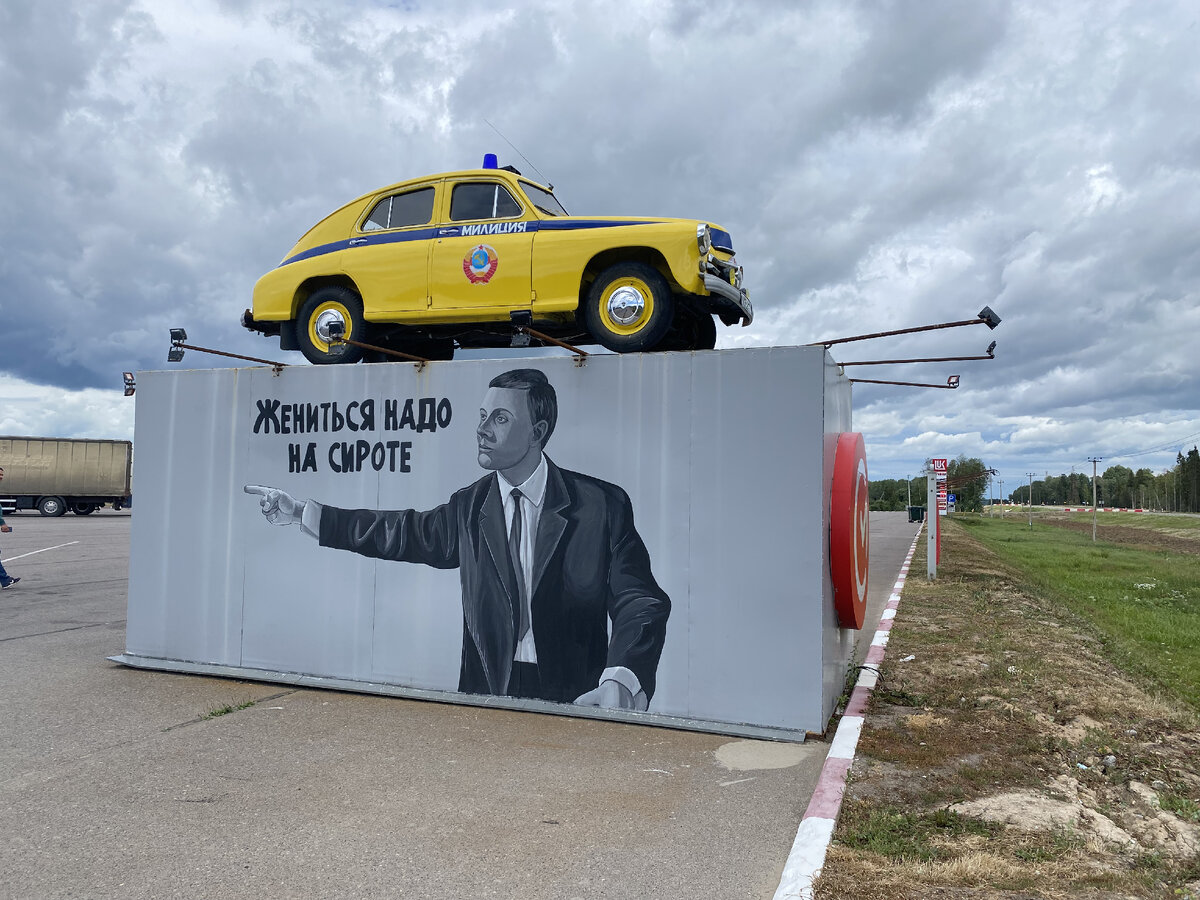 Можно заприметить издалека