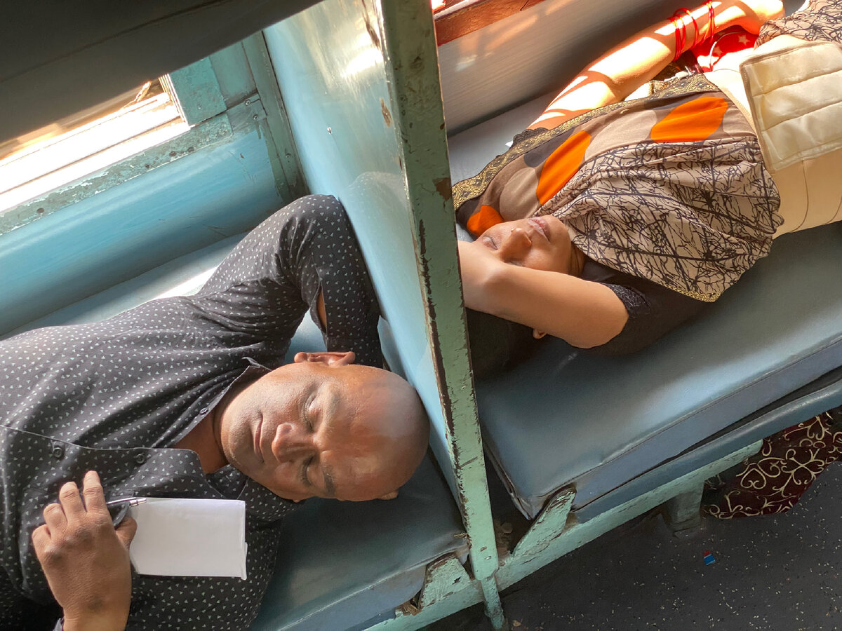 Сон-час в поезде