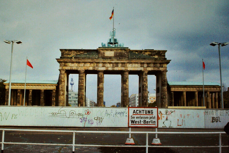 Главный символ Берлина – Бранденбургские ворота и Берлинская стена перед ними. Фото 1985 г. wikimedia.org. Надпись на указателе: Внимание! Вы покидаете Западный Берлин"