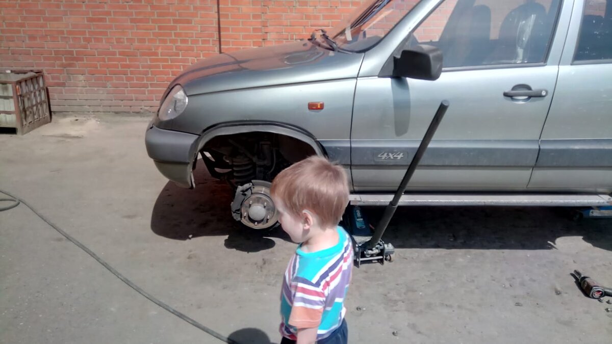 Сын осматривает подвеску))