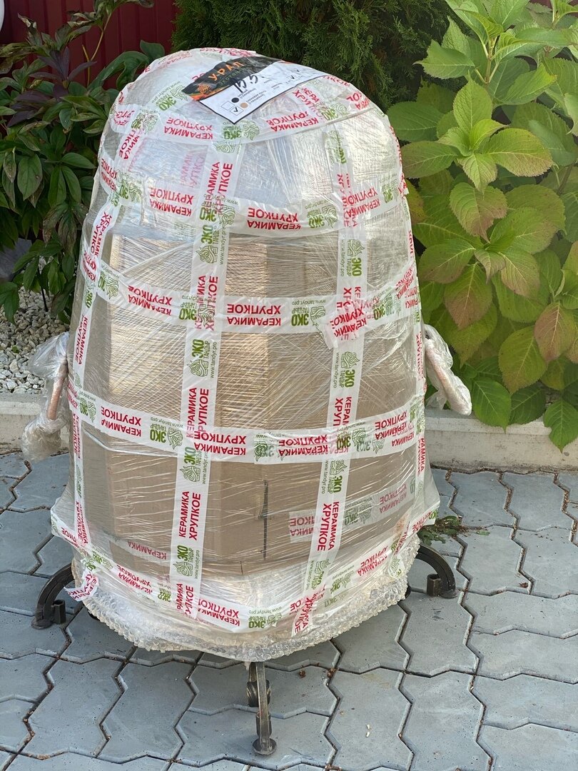 Видите, как тщательно обмотан тандыр, освобождённый от обрешётки: пупырчатая пленка, поролон, гофрокартон, а сверху стретч-плёнка и скотч?
