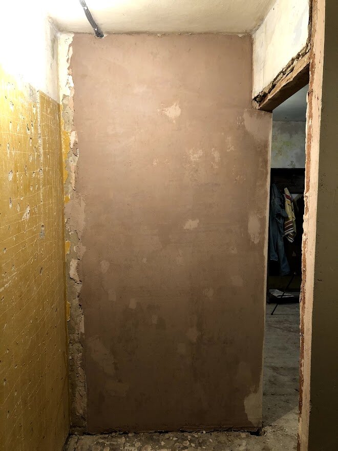 Обмазывание стен в коридоре.