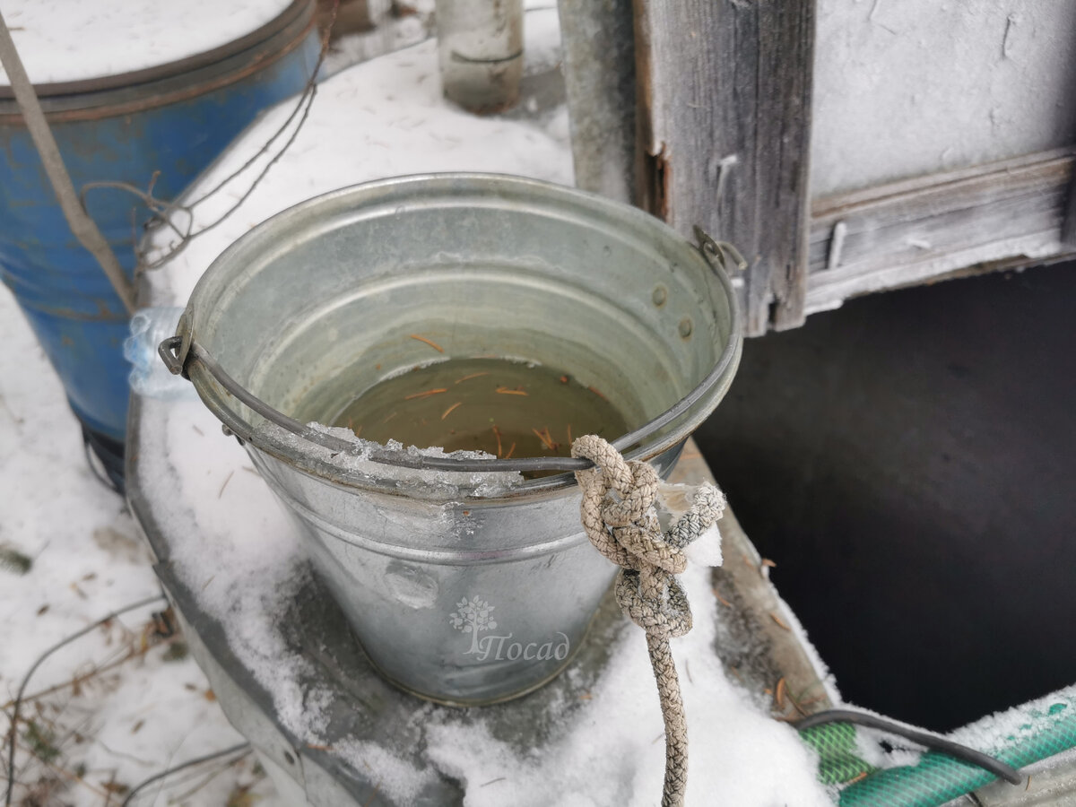 Зимой натаскать воды из колодца - отдельное удовольствие. А ведь раньше женщины ходили на реку полоскать бельё. Зимой! Бедные руки!